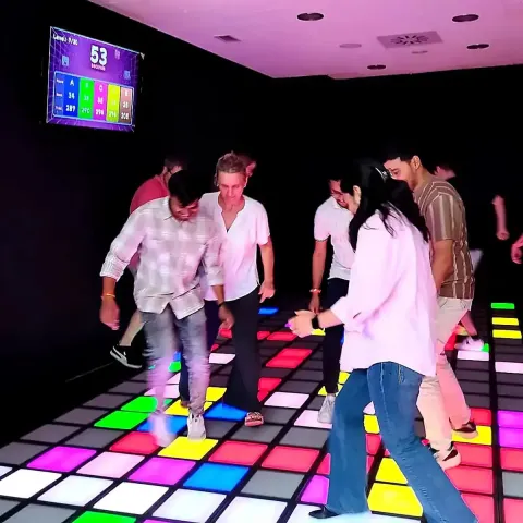 Un grupo de amigos se diverte en Alquila Diversion